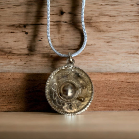 Sterling sombrero pendant - Picture 1 of 5